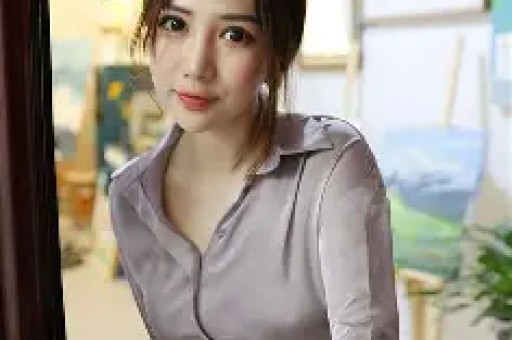 IU与边佑锡在《完美王冠》片场练习华尔兹与吻戏的趣味花絮！